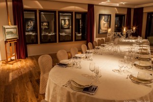 Sala allestita per cena di gala, impreziosita dalle opere pittoriche di Sbisà